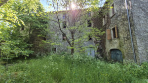 Ancien moulin, 8000 m2 de terrain, à 5 minutes de LAISSAC