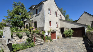 CAMPUAC, maison de village, cour intérieure, garage