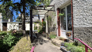 CAMPUAC, maison de village, cour intérieure, garage