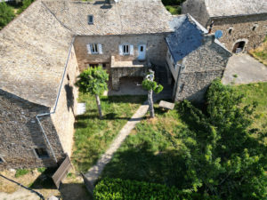Corps de ferme avec grange et terrain