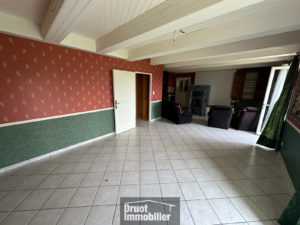 ENSEMBLE IMMOBILIER COMPOSÉ D'UN CORPS DE FERME ET DE 24 HECTARES DE TERRAIN