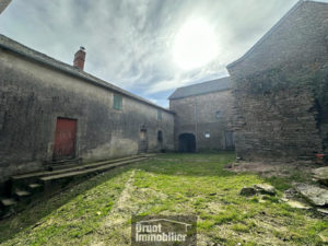 ENSEMBLE IMMOBILIER COMPOSÉ D'UN CORPS DE FERME ET DE 24 HECTARES DE TERRAIN