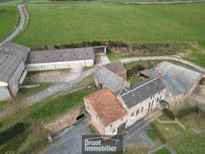 ENSEMBLE IMMOBILIER COMPOSÉ D'UN CORPS DE FERME ET DE 24 HECTARES DE TERRAIN