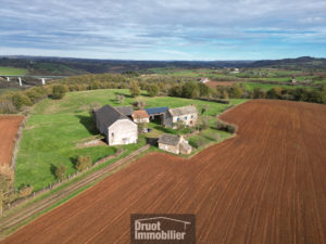 Ensemble Immobilier composé d'un corps de ferme et de 26 hectares de terrain