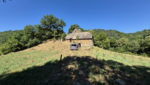 Ensemble immobilier en pierre, isolé, sur plus d'un hectare de terrain.