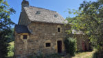 Ensemble immobilier en pierre, isolé, sur plus d'un hectare de terrain.
