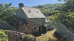 Ensemble immobilier en pierre, isolé, sur plus d'un hectare de terrain.