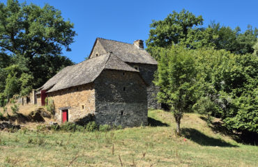 Ensemble immobilier en pierre, isolé, sur plus d'un hectare de terrain.