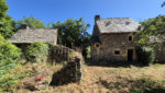 Ensemble immobilier en pierre, isolé, sur plus d'un hectare de terrain.