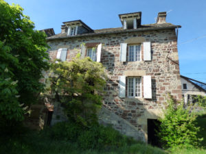 ESPALION, corps de ferme sur une parcelle de 4200 m2, à restaurer
