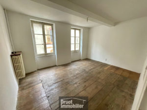 Espalion, maison en coeur de ville, de Type 5 avec local commercial