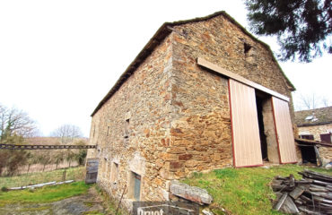 Grange en pierres avec terrain