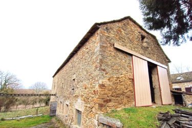 Grange en pierres avec terrain