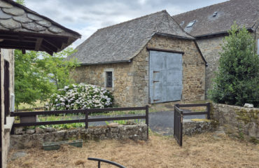 Le Nayrac, maison de Type 4 en pierre avec grange, terrain