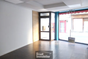 LOCAL 38 M2 ENVIRON - rue principale - St Geniez d'Olt et Aubrac