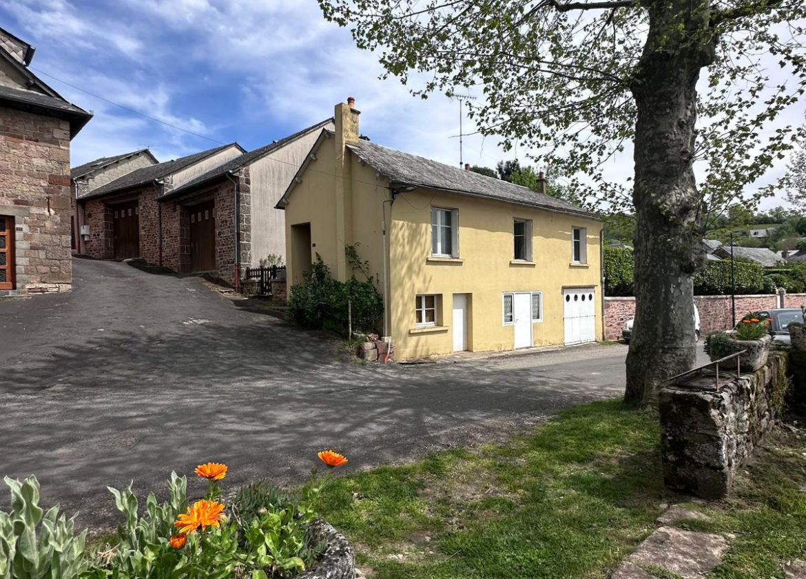 Maison avec cour attenante - LASSOUTS
