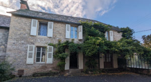 MAISON avec jardin et terrain. - Ancienne Auberge - Secteur Laissac