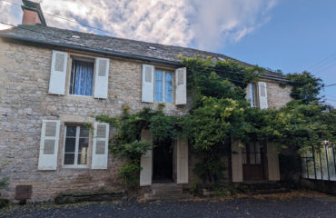 MAISON avec jardin et terrain. - Ancienne Auberge - Secteur Laissac