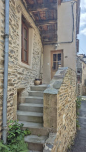 Maison de Type 3, rénovée, coeur de village à ESTAING