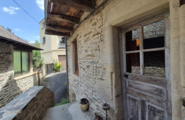 Maison de Type 3, rénovée, coeur de village à ESTAING