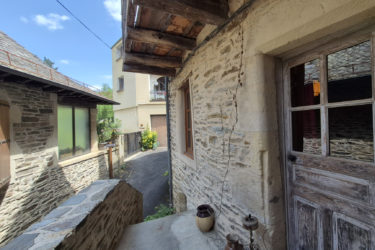 Maison de Type 3, rénovée, coeur de village à ESTAING