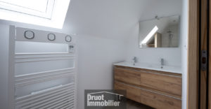 MAISON DE TYPE 4 ENTIÈREMENT RÉNOVÉE LAGUIOLE