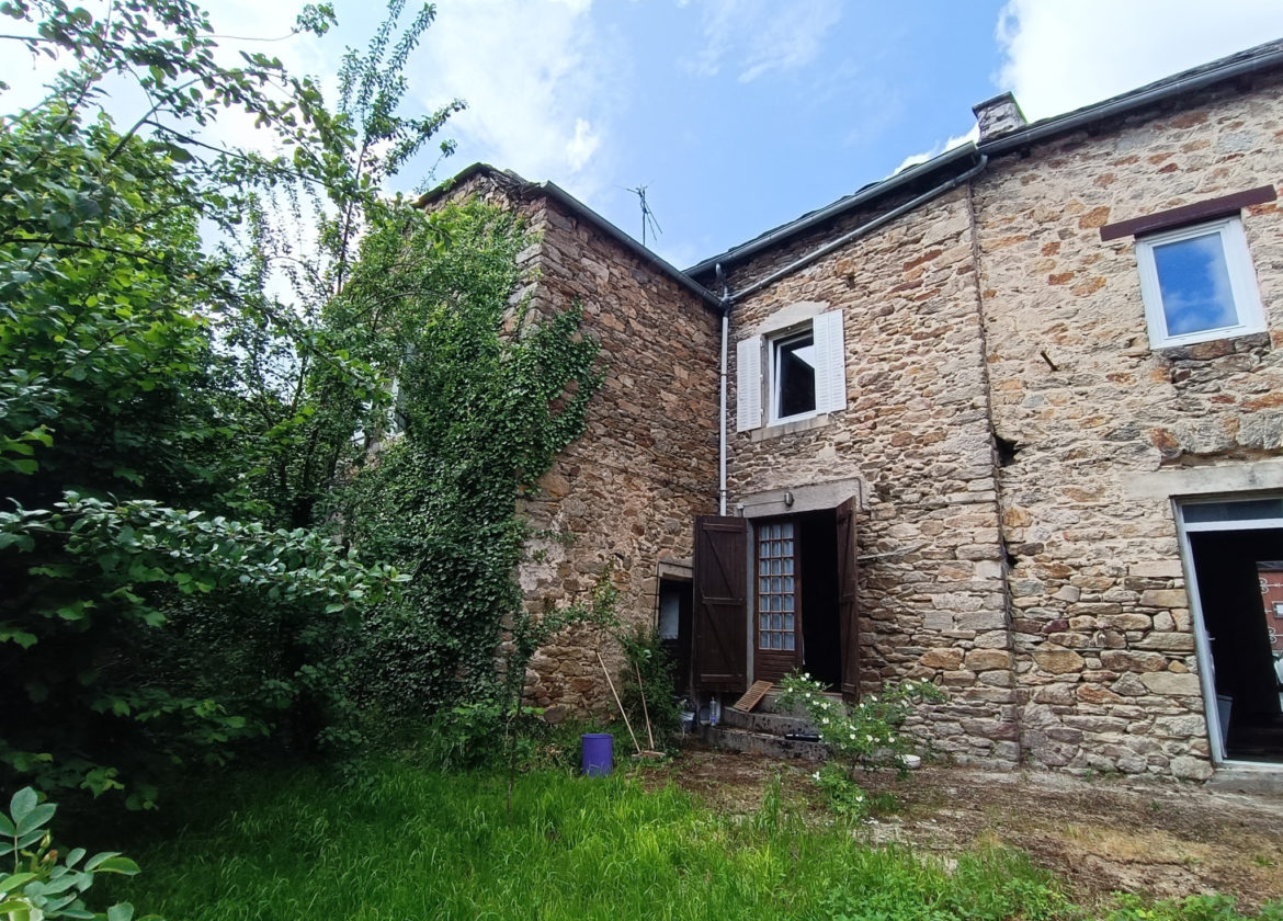 Maison de village en pierres de type 4 avec jardin
