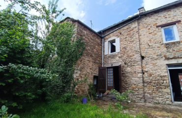 Maison de village en pierres de type 4 avec jardin