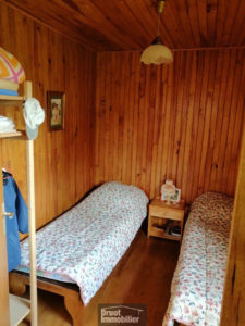 Maison en pierres avec chalet et grand terrain attenant