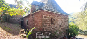 VILLECOMTAL, maison de Type 4 en pierre, garage, dépendance et jardin