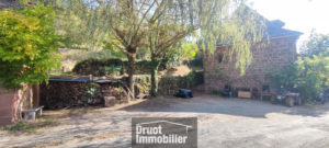 VILLECOMTAL, maison de Type 4 en pierre, garage, dépendance et jardin