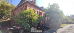 VILLECOMTAL, maison de Type 4 en pierre, garage, dépendance et jardin
