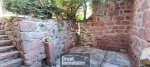 VILLECOMTAL, maison de Type 4 en pierre, garage, dépendance et jardin