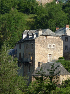 Bel ensemble immobilier rénové à 5 min d'Espalion