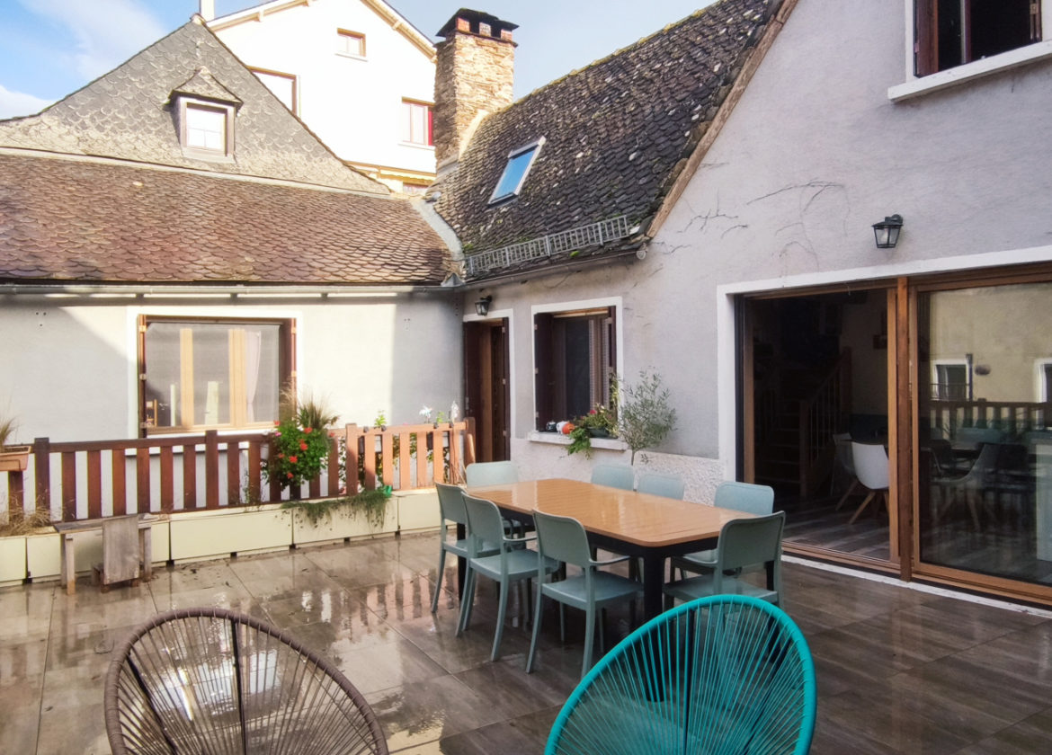 Cœur de village ESTAING, maison T5, garages, terrasse, gîtes, le tout rénové