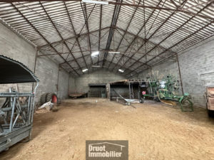 ENSEMBLE IMMOBILIER COMPOSÉ D'UN CORPS DE FERME ET DE 24 HECTARES DE TERRAIN