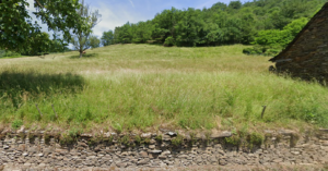 ESTAING, terrain de plus de 2ha, en partie constructible.