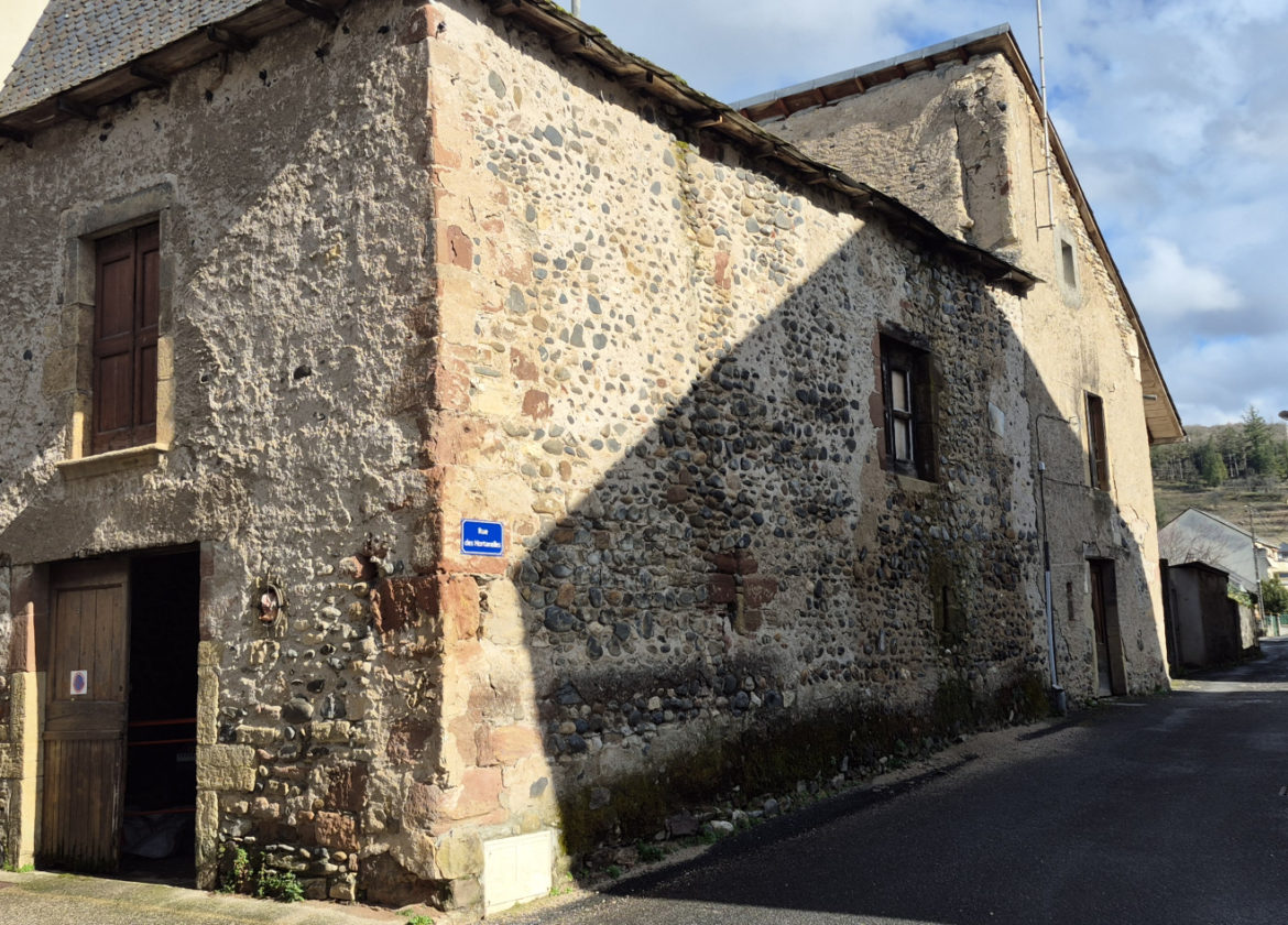 Grange à rénover centre ville ESPALION.