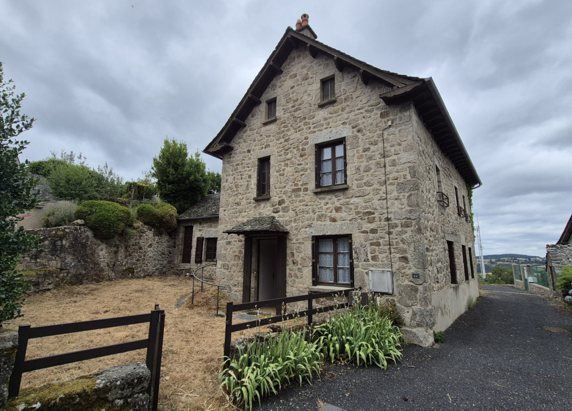 Le Nayrac, maison de Type 4 en pierre avec grange, terrain