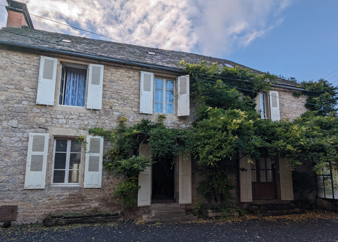 MAISON avec jardin et terrain. - Ancienne Auberge - Secteur Laissac
