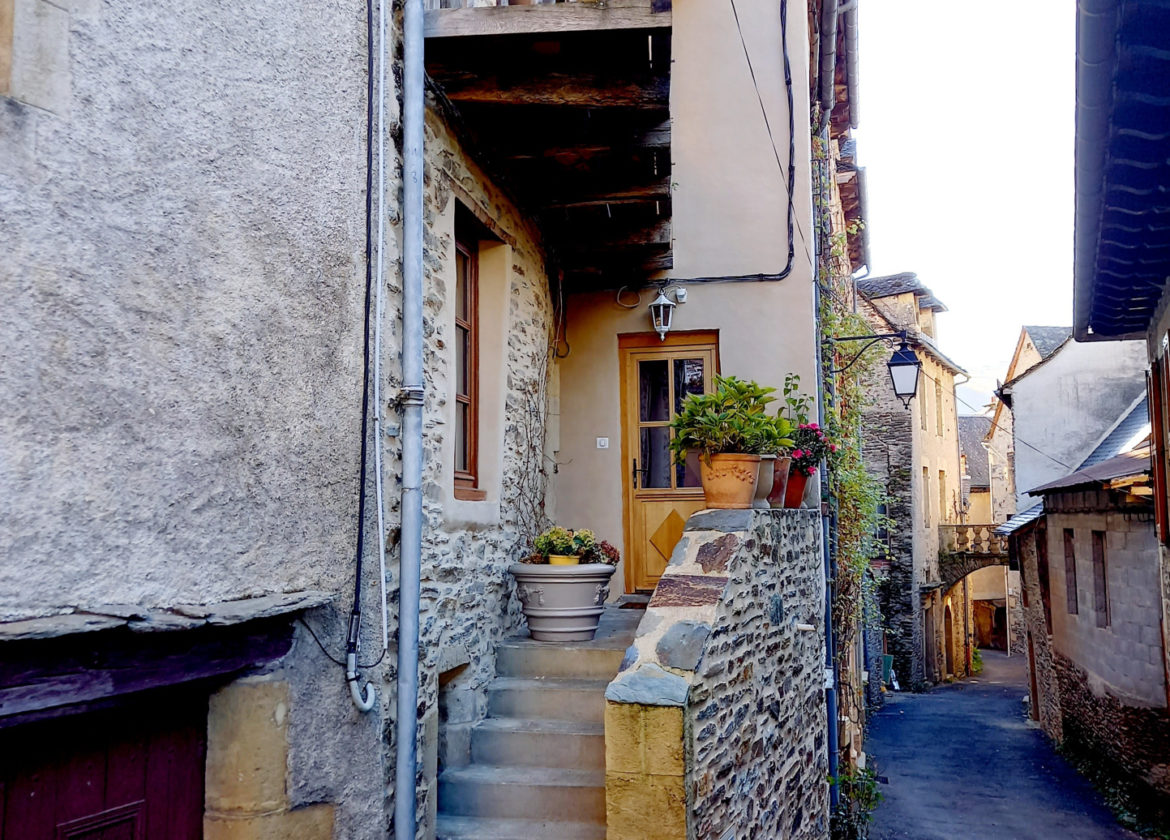 Maison de Type 3, rénovée, coeur de village à ESTAING