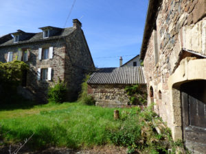 ESPALION, corps de ferme sur une parcelle de 4200 m2, à restaurer