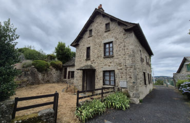 Le Nayrac, maison de Type 4 en pierre avec grange, terrain
