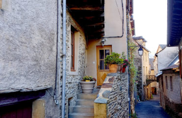 Maison de Type 3, rénovée, coeur de village à ESTAING