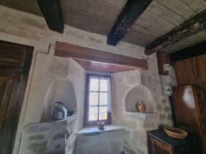 MAISON - GRANGE de 55m2 - garage et cour. CRUEJOULS.