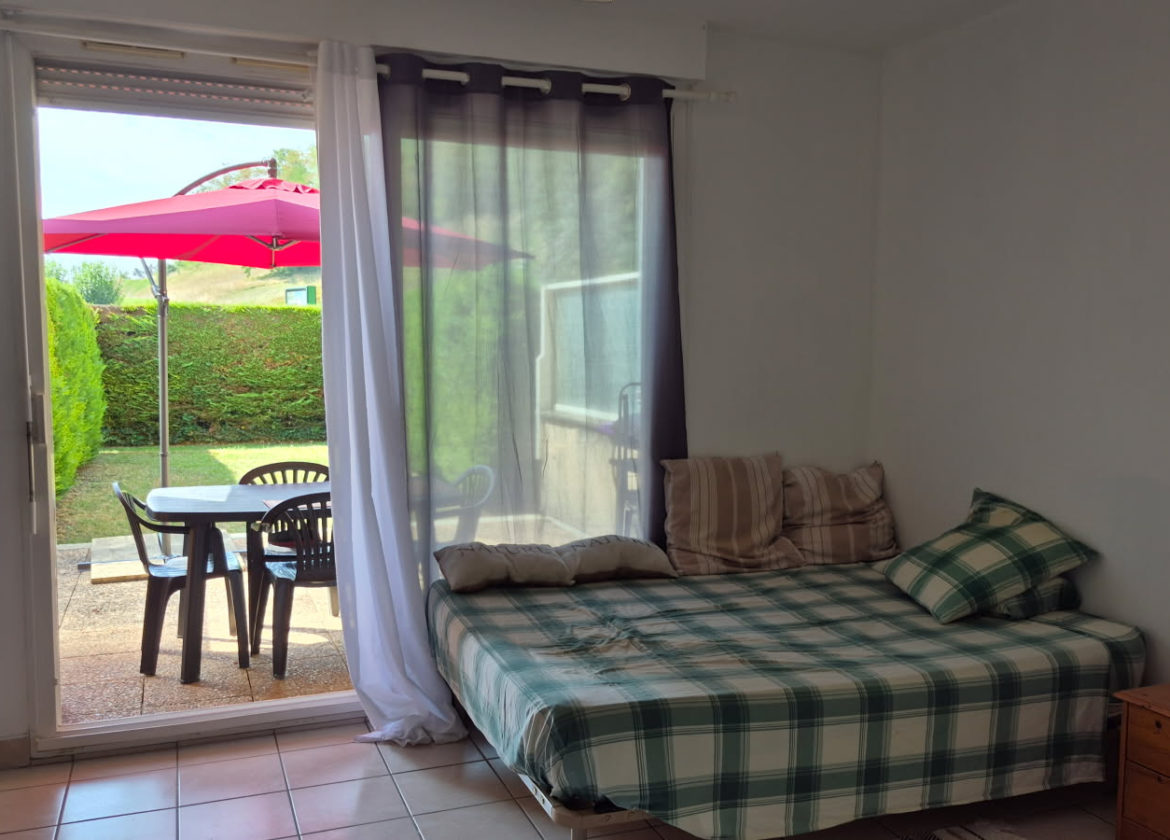 Studio avec terrasse, jardin et place de parking - ONET-LE-CHATEAU