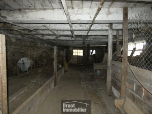  AUBRAC - GRANGE AVEC TERRAIN - ASSAINISSEMENT COLLECTIF