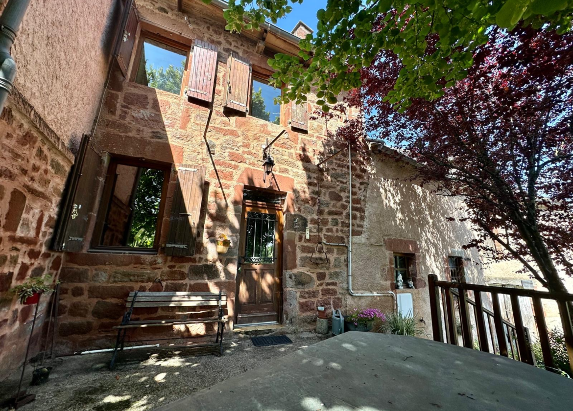 Ensemble immobilier au calme - 5 minutes de VILLECOMTAL