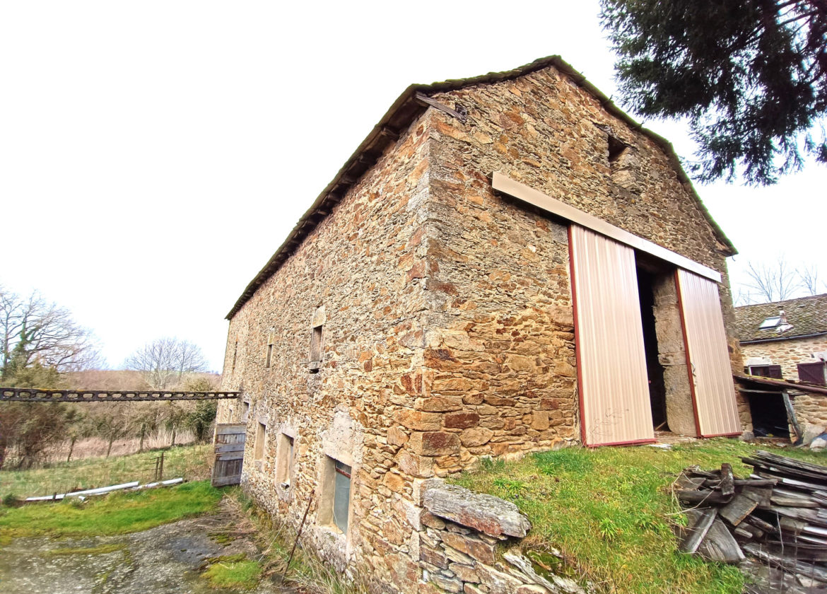 Grange en pierres avec terrain