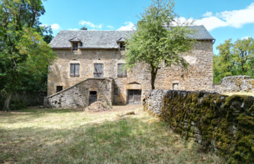Maison ancienne à rénover avec terrain